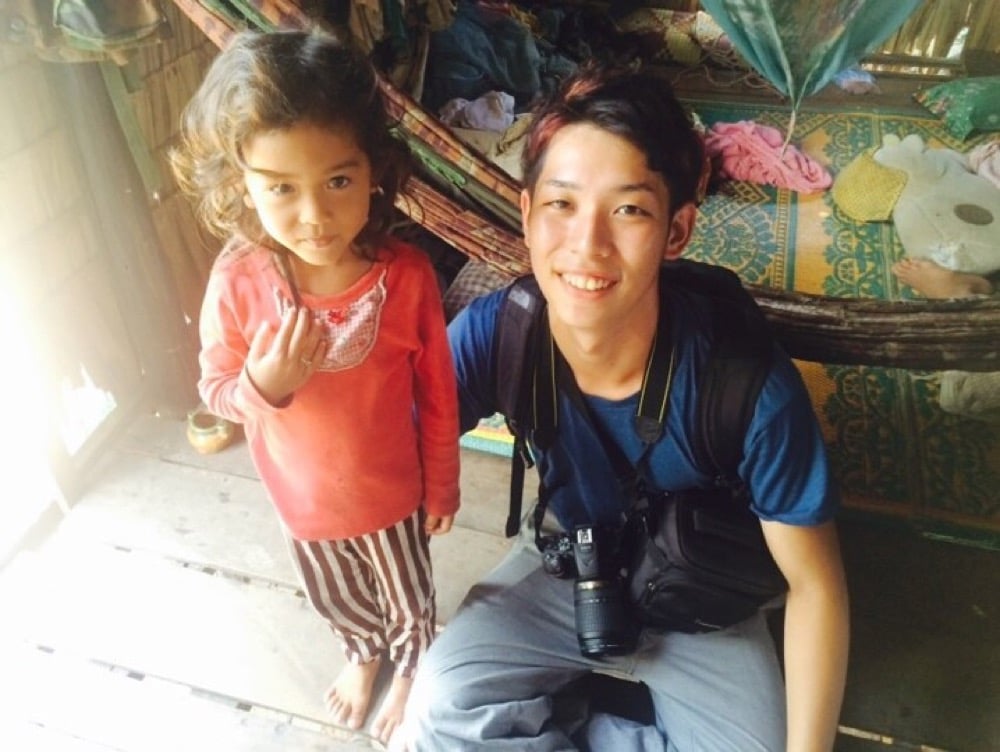 カンボジアで取材をする、フォトジャーナリスト時代の廣瀬さん。画像提供:RICEメディア