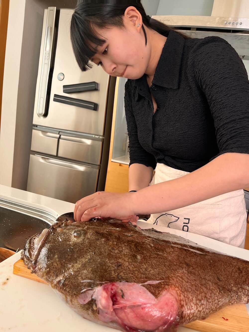 大きな魚をさばく中島想羽さん