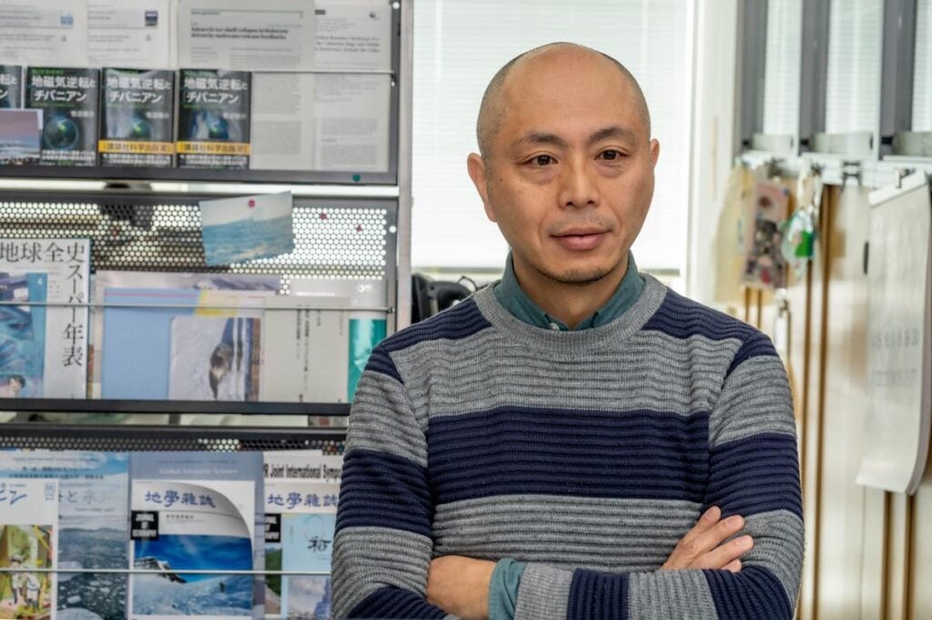 取材に応じる菅沼教授