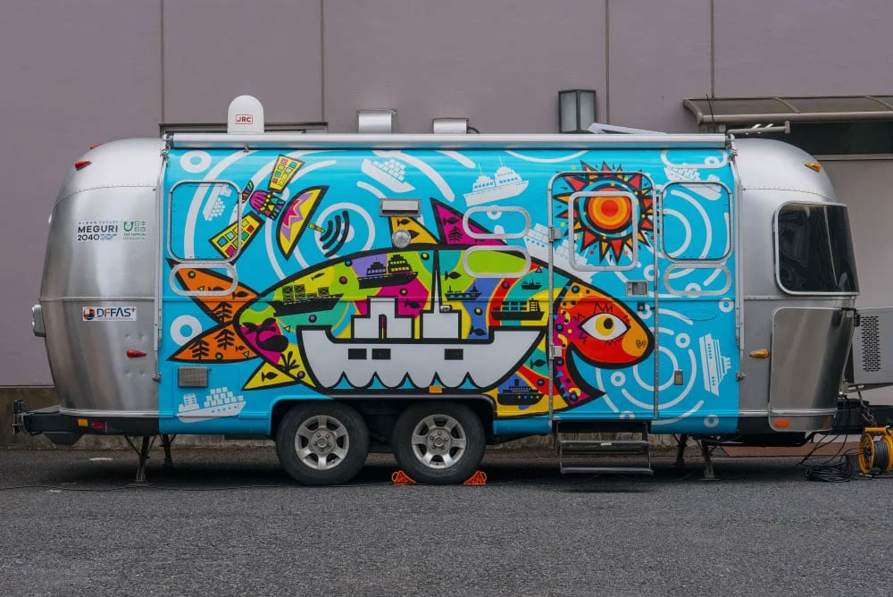 写真：移動型陸上支援センター外観