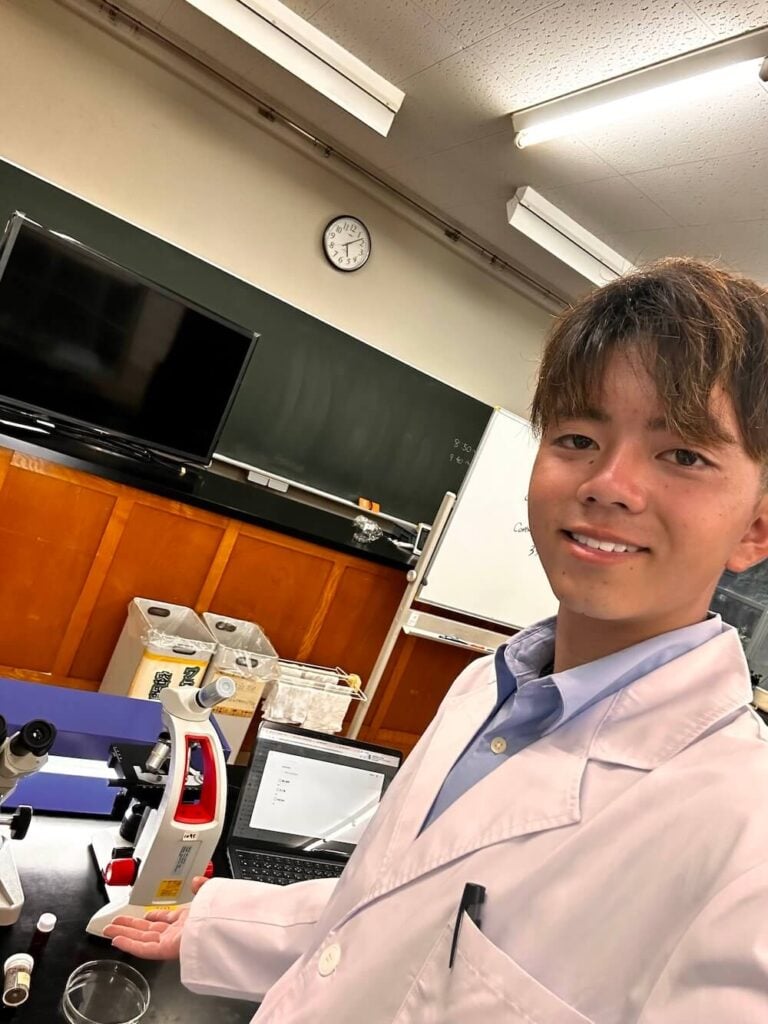 教室で白衣をきた片岸拓也さん