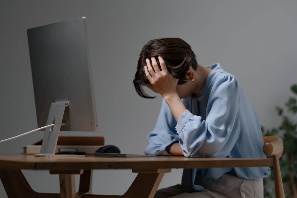 イメージ：頭を抱える経営者