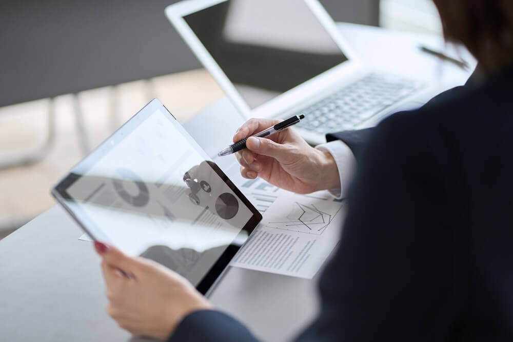 イメージ：デジタルツールを活用する人