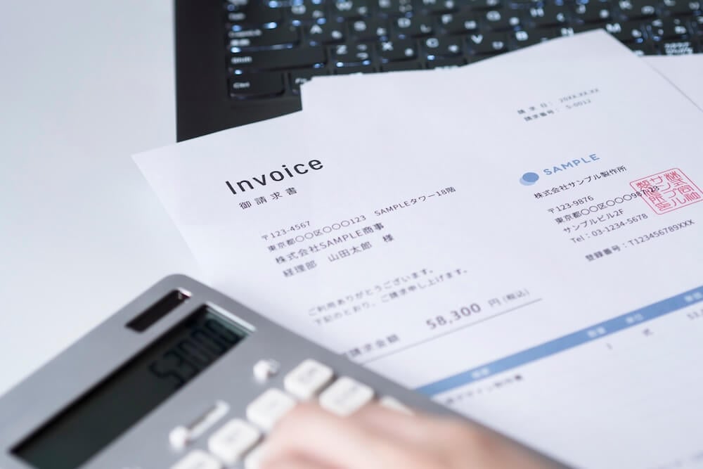 　イメージ：請求書を確認する人