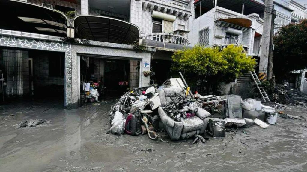 写真：台湾台風被害により、被災した家から運び出された濡れた家財道具などが道路に積み重なっている様子。