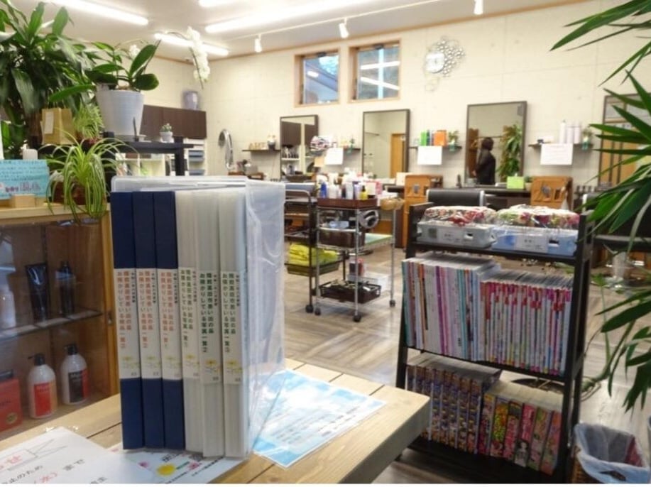 美容室の受付カウンターに置かれた、「陸前高田市 思い出の品 お預かりしている物品一覧」というバインダー。