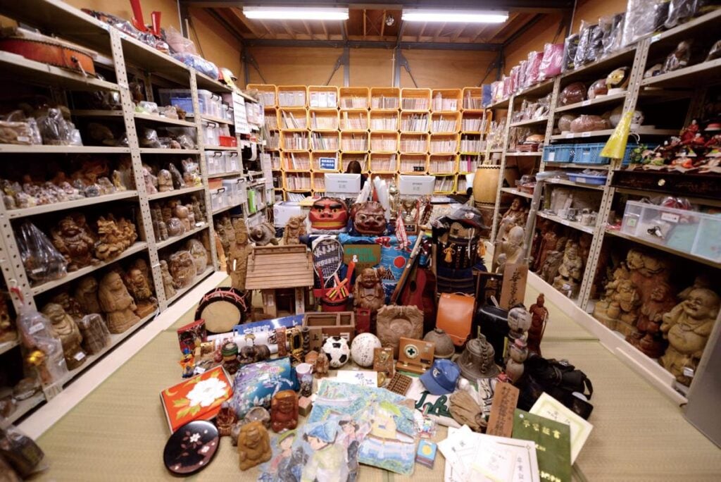 陸前高田市の竹駒常設会場に保管されている膨大な「思い出の品」の全景