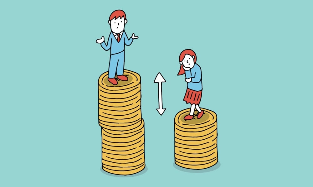 高く積み上げられたコインの上に立つ男性と、それより低いコインの山の上で悩む女性のイラスト。男女間の賃金格差や経済的な不平等を表現しています。