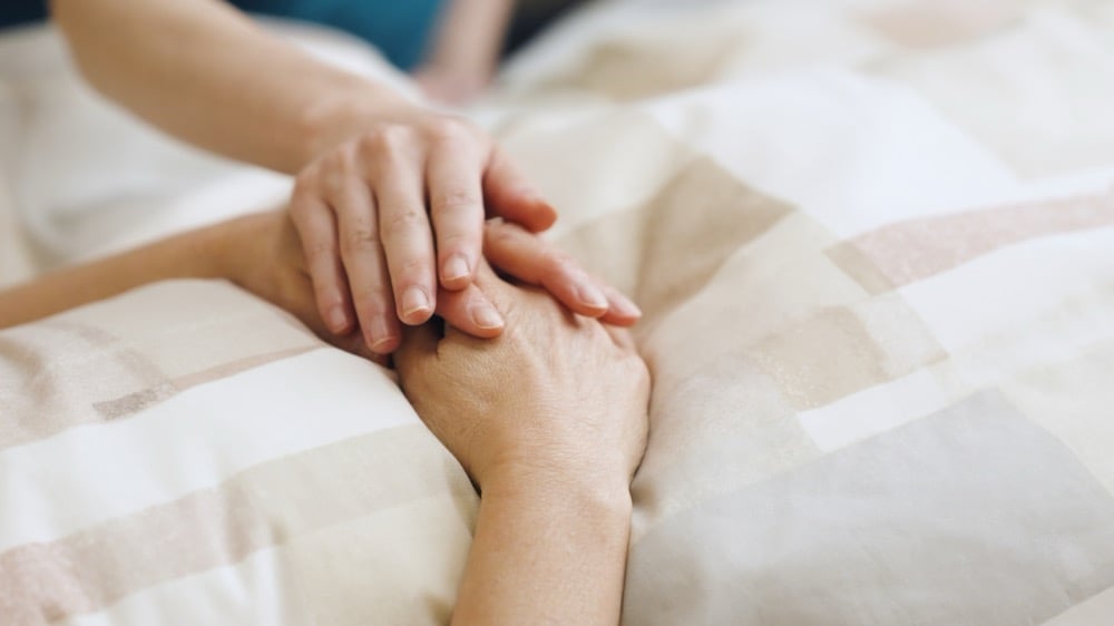 介護や看取りを連想させる手元のアップ写真