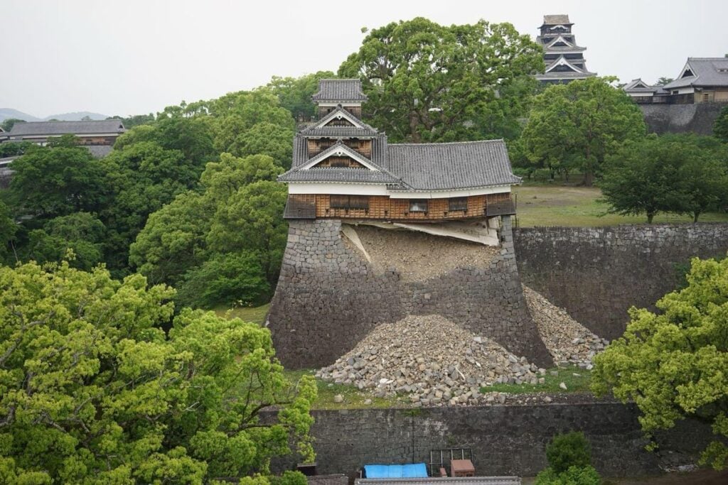 「奇跡の一本石垣」と呼ばれた、地震後の飯田丸五階櫓