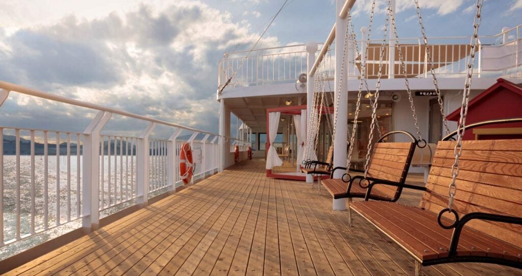 写真：「おりんぴあどりーむせと」3Fデッキブランコ